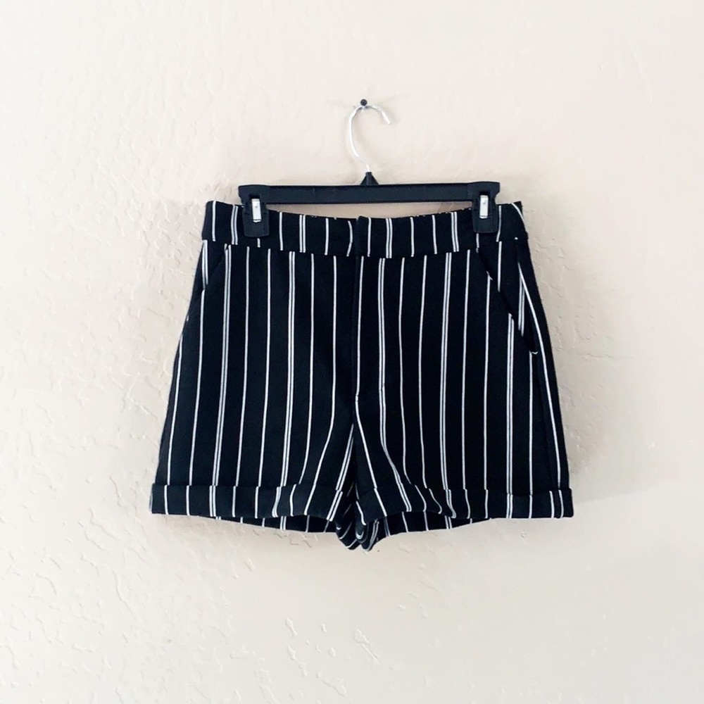 🌿Final Sale Forever‎ 21 Striped Comfortable Black and White Shorts